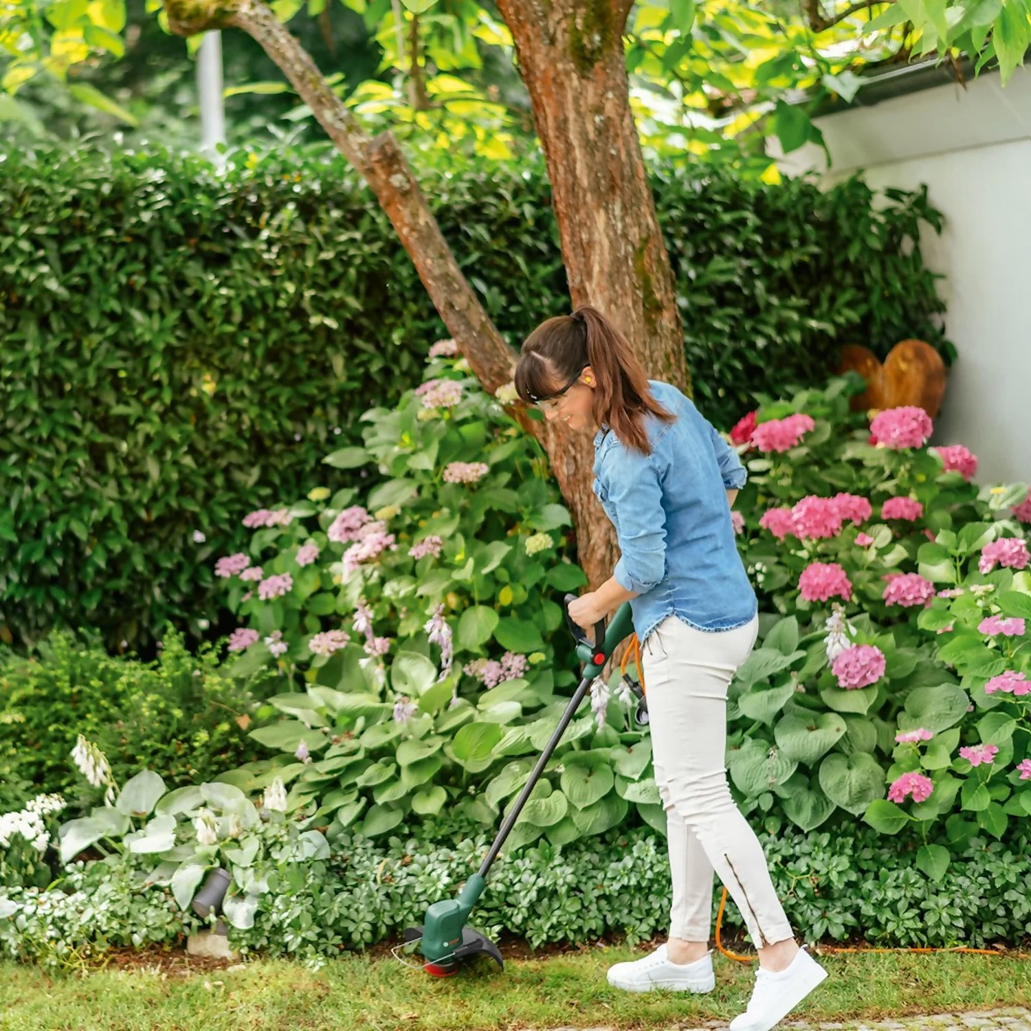 Bosch EasyGrassCut 23 Electric Grass Trimmer 23cm 2 Bosch EasyGrassCut 23 Electric Grass Trimmer 23cm - Image 2